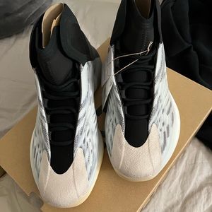 Sz10 Adidas Yeezy QNTM basketball